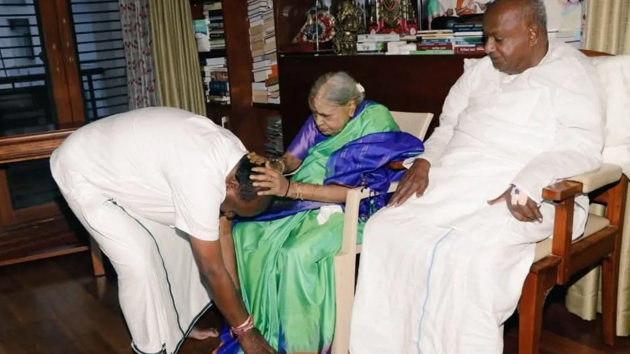 Chennamma Photos: ಆ್ಯಸಿಡ್ ದಾಳಿಗೂ ಮುನ್ನ ಹೀಗಿದ್ದರು ಚೆನ್ನಮ್ಮ; ತಾಯಿ ಜತೆಗಿನ ಹಳೆಯ ಫೋಟೊಗಳನ್ನು ಹಂಚಿಕೊಂಡ ಕುಮಾರಸ್ವಾಮಿ - Image 1