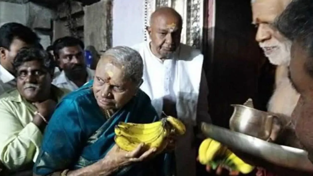 Chennamma Photos: ಆ್ಯಸಿಡ್ ದಾಳಿಗೂ ಮುನ್ನ ಹೀಗಿದ್ದರು ಚೆನ್ನಮ್ಮ; ತಾಯಿ ಜತೆಗಿನ ಹಳೆಯ ಫೋಟೊಗಳನ್ನು ಹಂಚಿಕೊಂಡ ಕುಮಾರಸ್ವಾಮಿ - Image 11