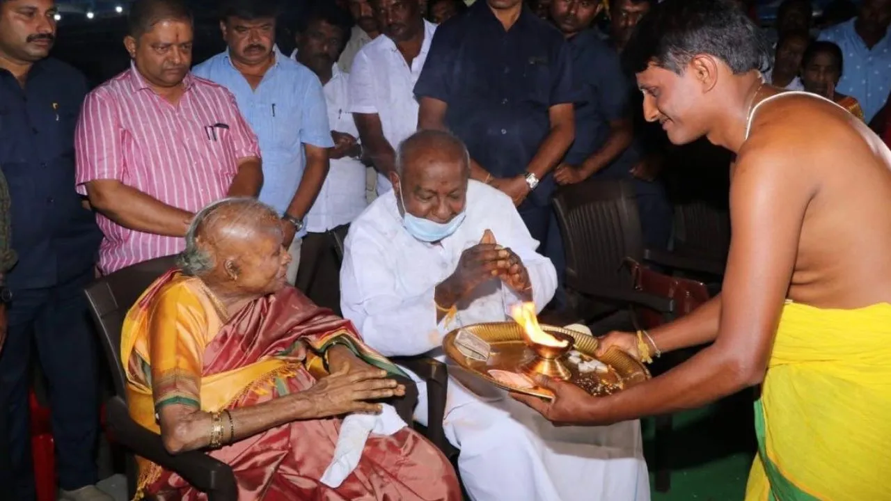 Chennamma Photos: ಆ್ಯಸಿಡ್ ದಾಳಿಗೂ ಮುನ್ನ ಹೀಗಿದ್ದರು ಚೆನ್ನಮ್ಮ; ತಾಯಿ ಜತೆಗಿನ ಹಳೆಯ ಫೋಟೊಗಳನ್ನು ಹಂಚಿಕೊಂಡ ಕುಮಾರಸ್ವಾಮಿ - Image 10