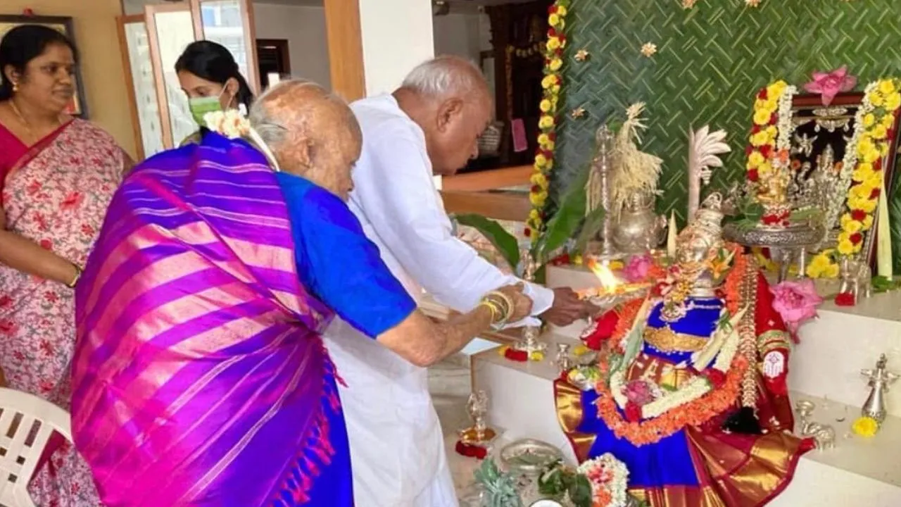 Chennamma Photos: ಆ್ಯಸಿಡ್ ದಾಳಿಗೂ ಮುನ್ನ ಹೀಗಿದ್ದರು ಚೆನ್ನಮ್ಮ; ತಾಯಿ ಜತೆಗಿನ ಹಳೆಯ ಫೋಟೊಗಳನ್ನು ಹಂಚಿಕೊಂಡ ಕುಮಾರಸ್ವಾಮಿ - Image 13