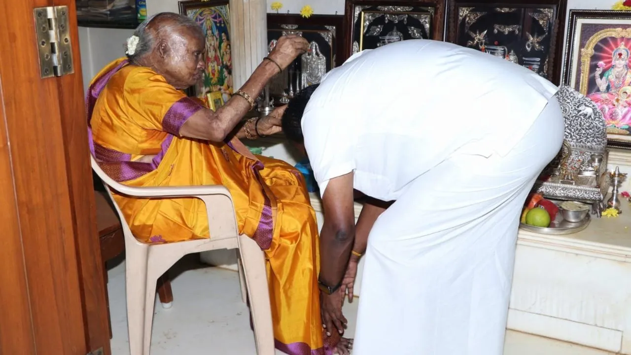 Chennamma Photos: ಆ್ಯಸಿಡ್ ದಾಳಿಗೂ ಮುನ್ನ ಹೀಗಿದ್ದರು ಚೆನ್ನಮ್ಮ; ತಾಯಿ ಜತೆಗಿನ ಹಳೆಯ ಫೋಟೊಗಳನ್ನು ಹಂಚಿಕೊಂಡ ಕುಮಾರಸ್ವಾಮಿ - Image 2