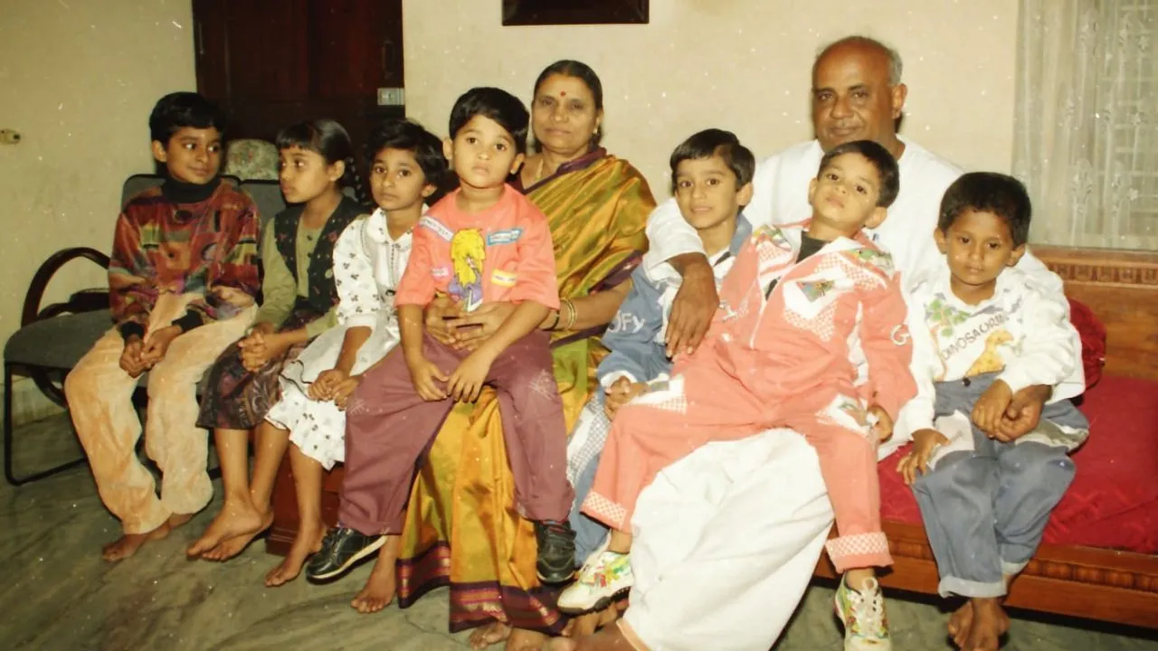 Chennamma Photos: ಆ್ಯಸಿಡ್ ದಾಳಿಗೂ ಮುನ್ನ ಹೀಗಿದ್ದರು ಚೆನ್ನಮ್ಮ; ತಾಯಿ ಜತೆಗಿನ ಹಳೆಯ ಫೋಟೊಗಳನ್ನು ಹಂಚಿಕೊಂಡ ಕುಮಾರಸ್ವಾಮಿ - Image 9