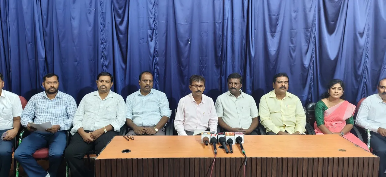 Chikkaballapur News: ಜುಲೈ ಮೊದಲ ವಾರ ಬೆಂಗಳೂರಿನಲ್ಲಿ ಬೃಹತ್ ಧರಣಿಗೆ ಸಜ್ಜು; ಕರಡು ನಿಯಮ ಹಿಂಪಡೆಯಲು ಸರ್ಕಾರಕ್ಕೆ ಉಪನ್ಯಾಸಕರ ಎಚ್ಚರಿಕೆ