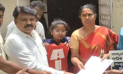 ಎರಡು ತಿಂಗಳಾದರೂ ವಿದ್ಯಾರ್ಥಿಗಳಿಗಿಲ್ಲ ಶೂ, ಸಾಕ್ಸ್, ನೋಟ್‌ಬುಕ್ಸ್‌!