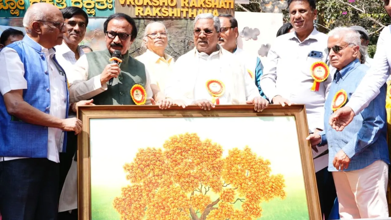 Chitrasanthe 2026: ಬೆಂಗಳೂರಿನಲ್ಲಿ 23ನೇ ಚಿತ್ರಸಂತೆ ಉದ್ಘಾಟಿಸಿದ ಸಿಎಂ ಸಿದ್ದರಾಮಯ್ಯ; ಫೋಟೊಗಳು ಇಲ್ಲಿವೆ - Image 1