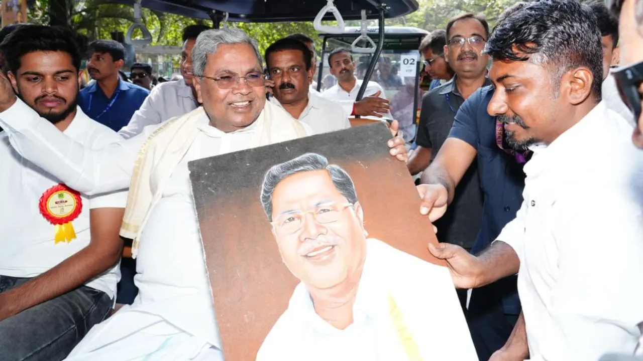 Chitrasanthe 2026: ಬೆಂಗಳೂರಿನಲ್ಲಿ 23ನೇ ಚಿತ್ರಸಂತೆ ಉದ್ಘಾಟಿಸಿದ ಸಿಎಂ ಸಿದ್ದರಾಮಯ್ಯ; ಫೋಟೊಗಳು ಇಲ್ಲಿವೆ - Image 3