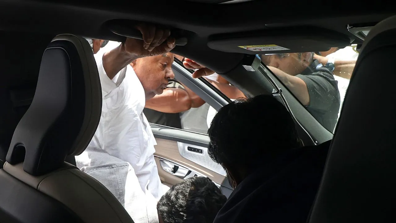 Chennamma Deve Gowda: ಬೆಂಗಳೂರಿನಲ್ಲಿ ಚೆನ್ನಮ್ಮ ಅಂತಿಮ ದರ್ಶನಕ್ಕೆ ಹರಿದುಬಂದ ಜನಸಾಗರ - Image 5