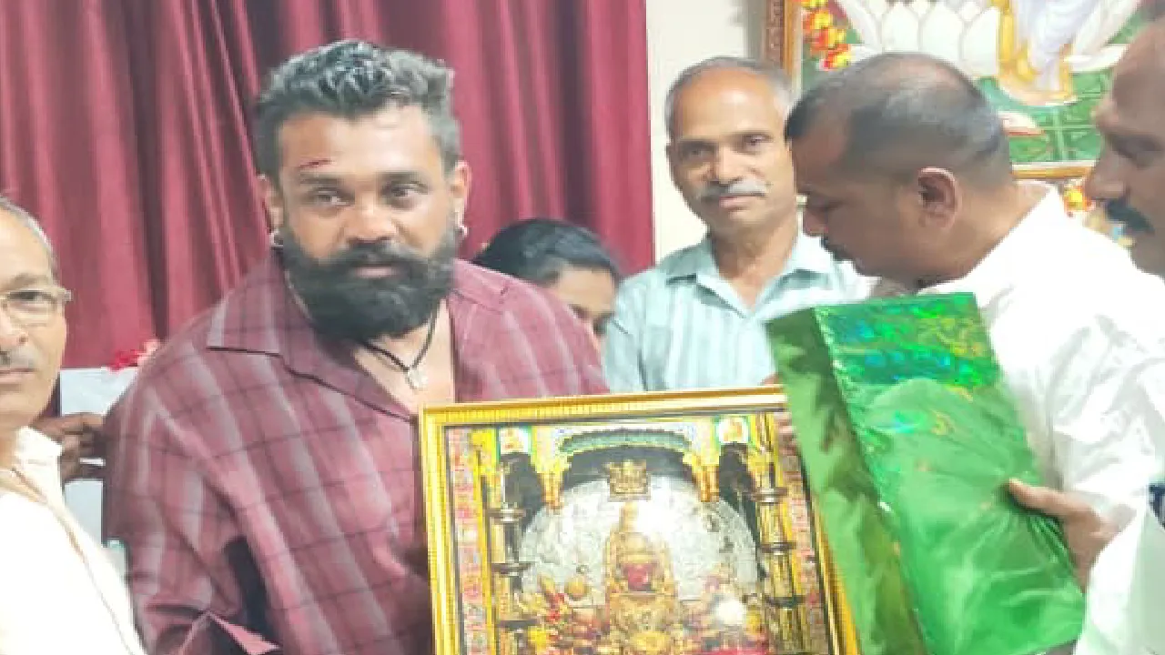 ಶಿರಸಿಯ ಎಂ.ಎಂ ಮಹಾವಿದ್ಯಾಲಯದಲ್ಲಿ ʼಕ್ರಿಮಿನಲ್‌ʼ ಶೂಟಿಂಗ್‌;  ಧ್ರುವ, ರಚ್ಚುಗೆ ಸನ್ಮಾನ - Image 3