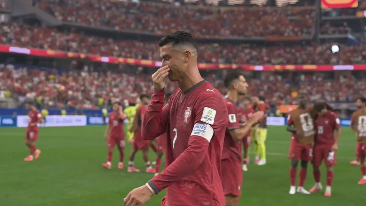 FIFA World Cup 2026: ಸ್ಪೇನ್‌ ಎದುರು ಸೋಲಿನ ಬೆನ್ನಲ್ಲೆ ಮೈದಾನದಲ್ಲಿಯೇ ಕಣ್ಣೀರಾಕಿದ ಕ್ರಿಸ್ಟಿಯಾನೊ ರೊನಾಲ್ಡೊ! - Image 1