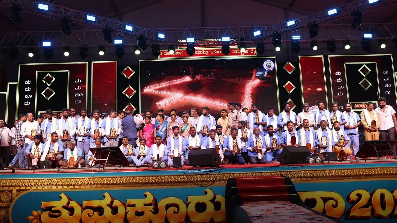 ತುಮಕೂರು ದಸರಾ: ಪೌರಕಾರ್ಮಿಕರ ನಿಸ್ವಾರ್ಥ ಸೇವೆಗೆ ಗೌರವ ಸಲ್ಲಿಸಿದ ಡಿಸಿಎಂ ಡಾ.ಜಿ. ಪರಮೇಶ್ವರ್‌