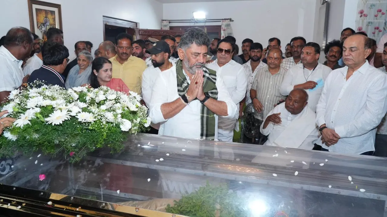 ಚೆನ್ನಮ್ಮ ಅಂತಿಮ ದರ್ಶನ ಪಡೆದ ಸಿಎಂ ಡಿ.ಕೆ.ಶಿವಕುಮಾರ್;‌ ಸರ್ಕಾರಿ ಗೌರವಗಳೊಂದಿಗೆ ಅಂತ್ಯಕ್ರಿಯೆಗೆ ಸೂಚನೆ