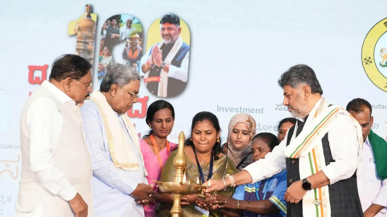 ಅಪರೂಪದ ಕ್ಷಣಗಳಿಗೆ ಸಾಕ್ಷಿಯಾದ 100 ದಿನಗಳ ದೃಢ ಕರ್ನಾಟಕದ ಸಂಕಲ್ಪ ಸಮಾರಂಭ; ಗ್ಯಾರಂಟಿ ಫಲಾನುಭವಿಗಳೊಂದಿಗೆ ಭೋಜನ ಸವಿದ ಸಿಎಂ ಡಿಕೆಶಿ - Image 5