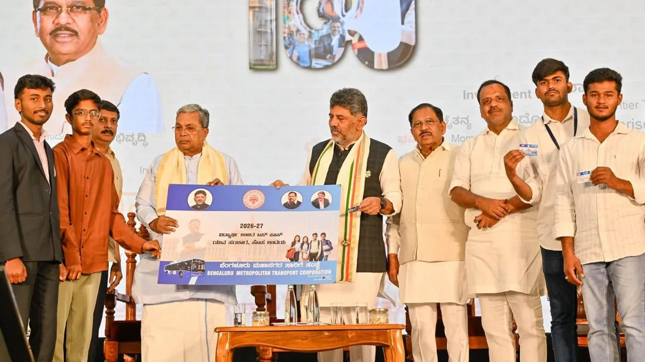 ಅಪರೂಪದ ಕ್ಷಣಗಳಿಗೆ ಸಾಕ್ಷಿಯಾದ 100 ದಿನಗಳ ದೃಢ ಕರ್ನಾಟಕದ ಸಂಕಲ್ಪ ಸಮಾರಂಭ; ಗ್ಯಾರಂಟಿ ಫಲಾನುಭವಿಗಳೊಂದಿಗೆ ಭೋಜನ ಸವಿದ ಸಿಎಂ ಡಿಕೆಶಿ - Image 7