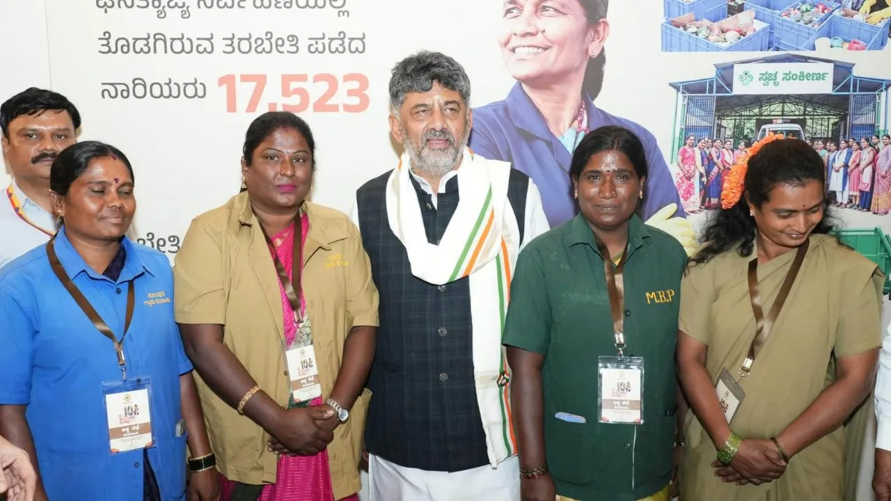 ಅಪರೂಪದ ಕ್ಷಣಗಳಿಗೆ ಸಾಕ್ಷಿಯಾದ 100 ದಿನಗಳ ದೃಢ ಕರ್ನಾಟಕದ ಸಂಕಲ್ಪ ಸಮಾರಂಭ; ಗ್ಯಾರಂಟಿ ಫಲಾನುಭವಿಗಳೊಂದಿಗೆ ಭೋಜನ ಸವಿದ ಸಿಎಂ ಡಿಕೆಶಿ - Image 8