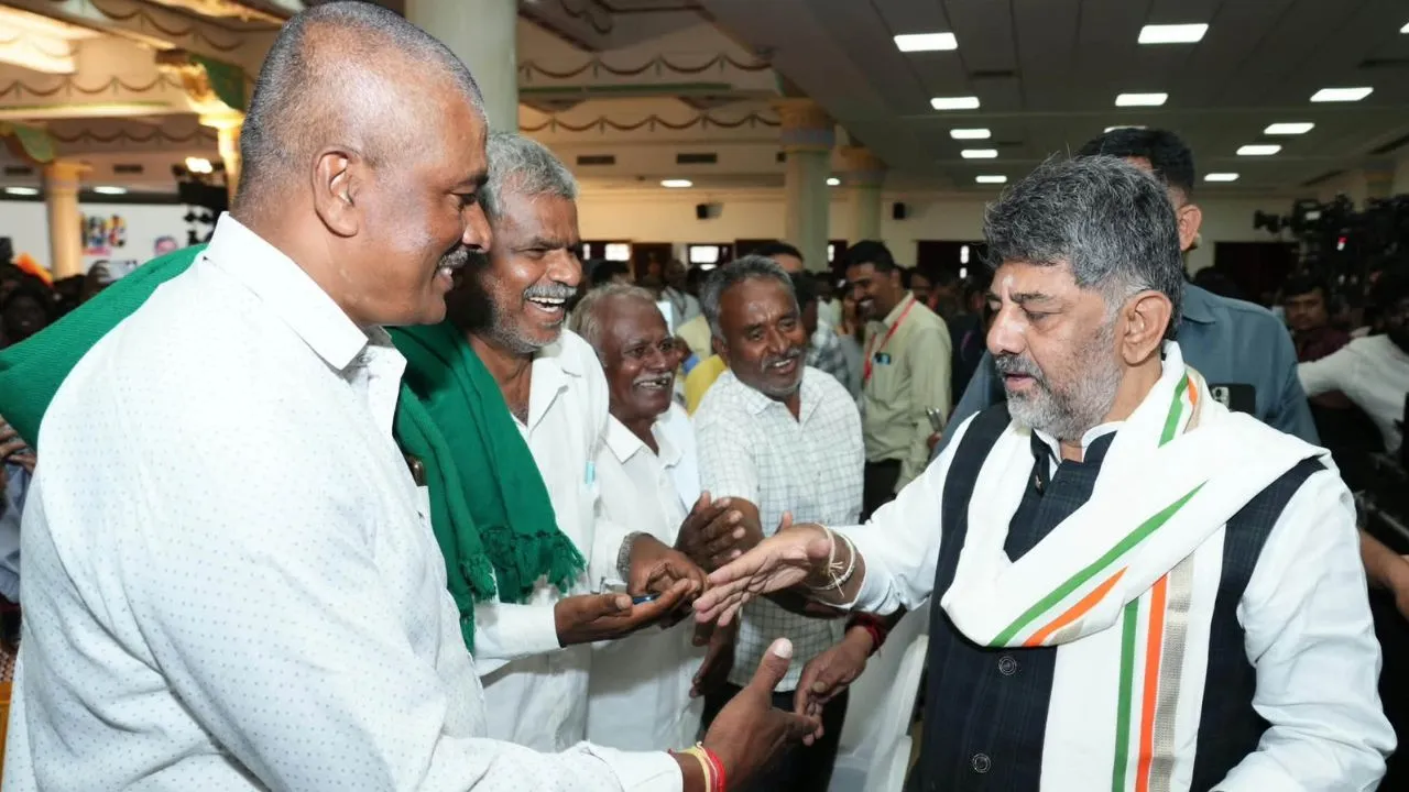 ಅಪರೂಪದ ಕ್ಷಣಗಳಿಗೆ ಸಾಕ್ಷಿಯಾದ 100 ದಿನಗಳ ದೃಢ ಕರ್ನಾಟಕದ ಸಂಕಲ್ಪ ಸಮಾರಂಭ; ಗ್ಯಾರಂಟಿ ಫಲಾನುಭವಿಗಳೊಂದಿಗೆ ಭೋಜನ ಸವಿದ ಸಿಎಂ ಡಿಕೆಶಿ - Image 2