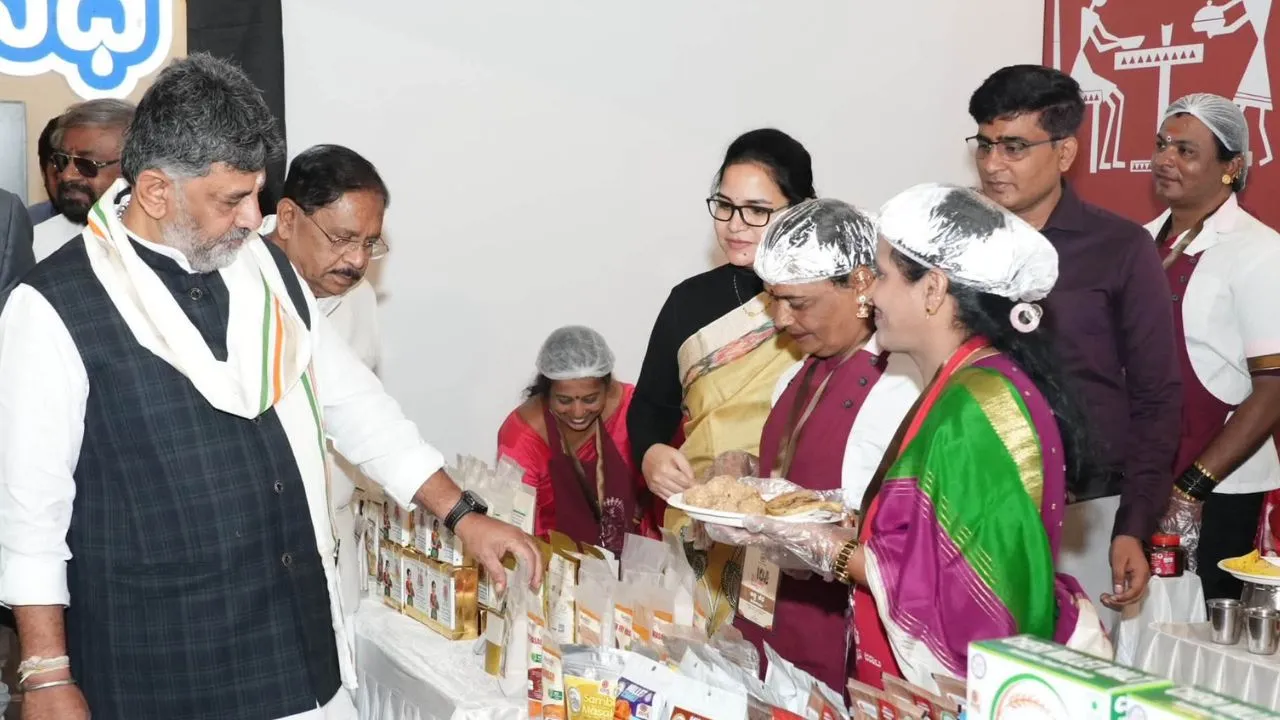 ಅಪರೂಪದ ಕ್ಷಣಗಳಿಗೆ ಸಾಕ್ಷಿಯಾದ 100 ದಿನಗಳ ದೃಢ ಕರ್ನಾಟಕದ ಸಂಕಲ್ಪ ಸಮಾರಂಭ; ಗ್ಯಾರಂಟಿ ಫಲಾನುಭವಿಗಳೊಂದಿಗೆ ಭೋಜನ ಸವಿದ ಸಿಎಂ ಡಿಕೆಶಿ - Image 3
