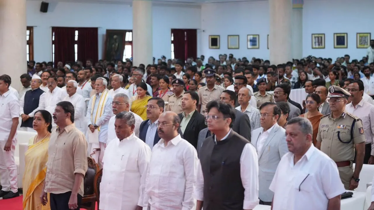 ಅಪರೂಪದ ಕ್ಷಣಗಳಿಗೆ ಸಾಕ್ಷಿಯಾದ 100 ದಿನಗಳ ದೃಢ ಕರ್ನಾಟಕದ ಸಂಕಲ್ಪ ಸಮಾರಂಭ; ಗ್ಯಾರಂಟಿ ಫಲಾನುಭವಿಗಳೊಂದಿಗೆ ಭೋಜನ ಸವಿದ ಸಿಎಂ ಡಿಕೆಶಿ - Image 4