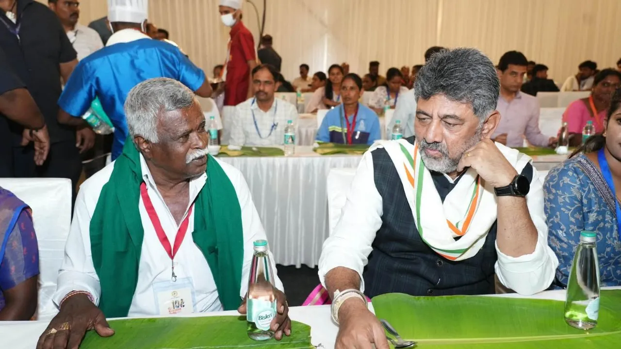 ಅಪರೂಪದ ಕ್ಷಣಗಳಿಗೆ ಸಾಕ್ಷಿಯಾದ 100 ದಿನಗಳ ದೃಢ ಕರ್ನಾಟಕದ ಸಂಕಲ್ಪ ಸಮಾರಂಭ; ಗ್ಯಾರಂಟಿ ಫಲಾನುಭವಿಗಳೊಂದಿಗೆ ಭೋಜನ ಸವಿದ ಸಿಎಂ ಡಿಕೆಶಿ - Image 9