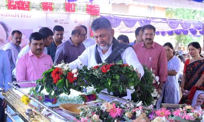 ಡಿ.ಸುಧಾಕರ್ ಅಂತಿಮ ದರ್ಶನದ ವೇಳೆ ಬಿಕ್ಕಿ ಬಿಕ್ಕಿ ಅತ್ತ ಡಿಸಿಎಂ ಡಿಕೆಶಿ