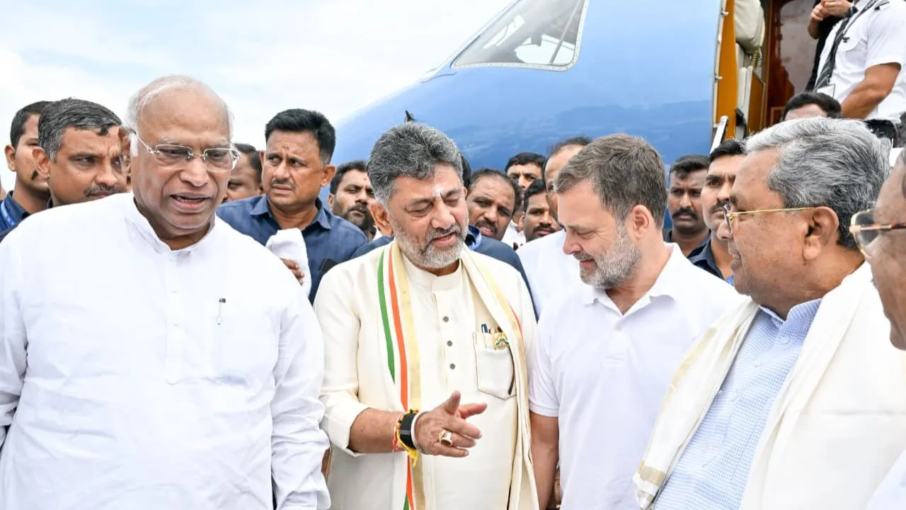 DK Shivakumar CM Oath Ceremony: ಮುಖ್ಯಮಂತ್ರಿಯಾಗಿ ಪ್ರಮಾಣ ವಚನ ಸ್ವೀಕರಿಸುವ ಮುನ್ನ ತಾಯಿ ಆಶೀರ್ವಾದ ಪಡೆದ ಡಿ.ಕೆ. ಶಿವಕುಮಾರ್‌ - Image 5