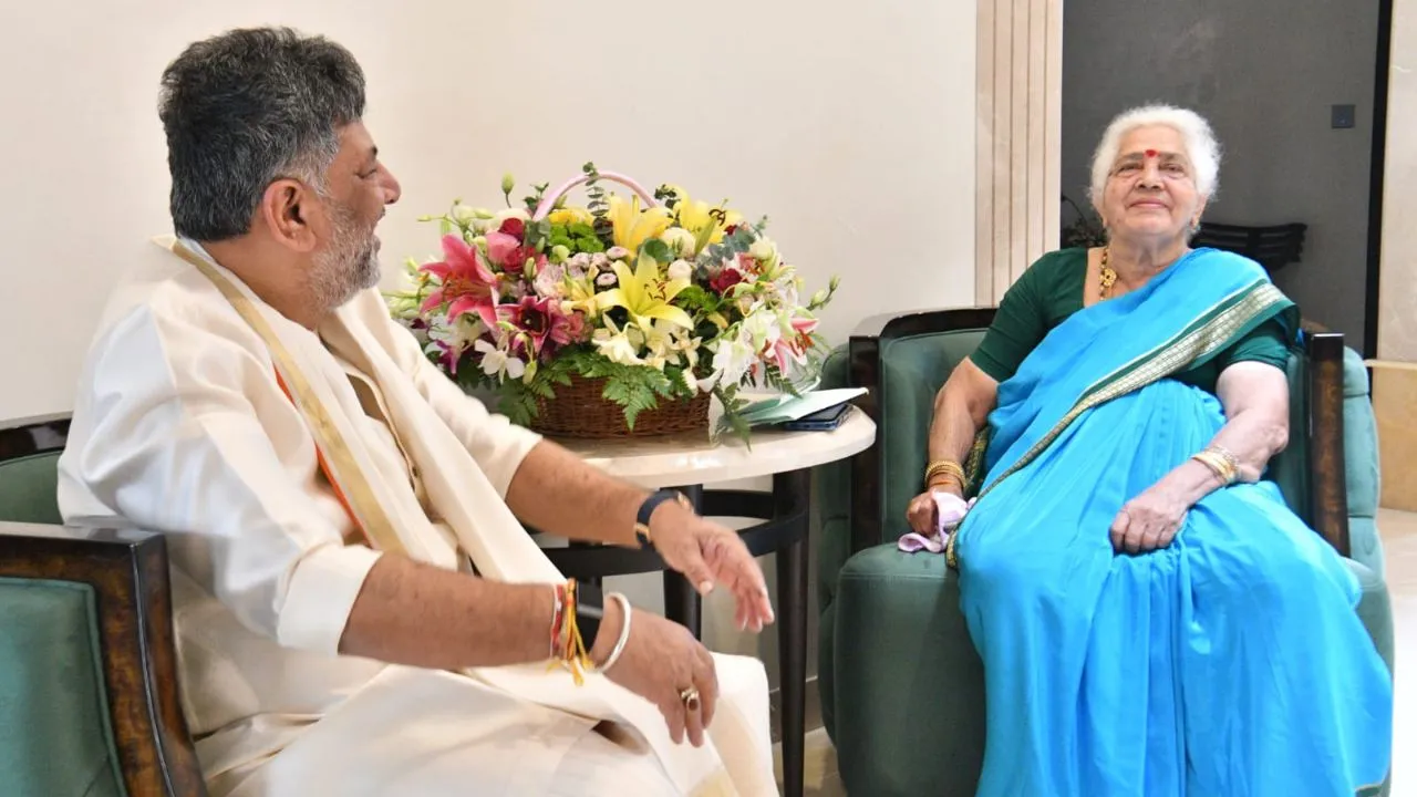 DK Shivakumar CM Oath Ceremony: ಮುಖ್ಯಮಂತ್ರಿಯಾಗಿ ಪ್ರಮಾಣ ವಚನ ಸ್ವೀಕರಿಸುವ ಮುನ್ನ ತಾಯಿ ಆಶೀರ್ವಾದ ಪಡೆದ ಡಿ.ಕೆ. ಶಿವಕುಮಾರ್‌ - Image 2