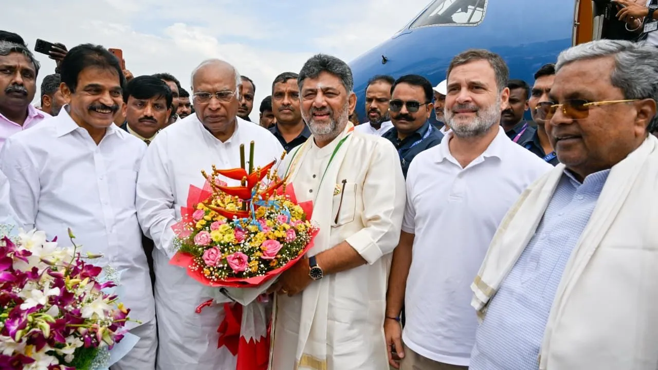DK Shivakumar CM Oath Ceremony: ಮುಖ್ಯಮಂತ್ರಿಯಾಗಿ ಪ್ರಮಾಣ ವಚನ ಸ್ವೀಕರಿಸುವ ಮುನ್ನ ತಾಯಿ ಆಶೀರ್ವಾದ ಪಡೆದ ಡಿ.ಕೆ. ಶಿವಕುಮಾರ್‌ - Image 3