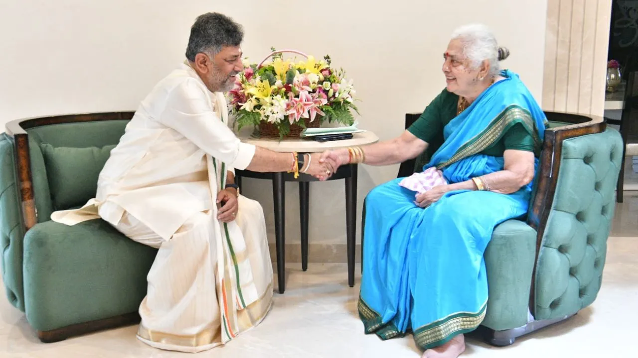 DK Shivakumar CM Oath Ceremony: ಮುಖ್ಯಮಂತ್ರಿಯಾಗಿ ಪ್ರಮಾಣ ವಚನ ಸ್ವೀಕರಿಸುವ ಮುನ್ನ ತಾಯಿ ಆಶೀರ್ವಾದ ಪಡೆದ ಡಿ.ಕೆ. ಶಿವಕುಮಾರ್‌ - Image 1