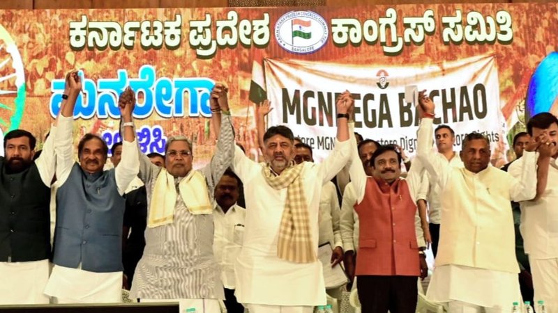 DK Shivakumar in MGNREGA Bachao Programme