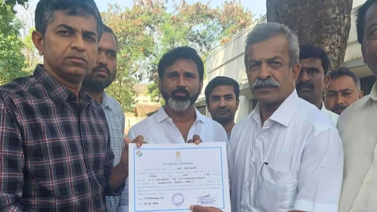 ಅಂಚೆ ಮತ ಮರು ಎಣಿಕೆಯಲ್ಲಿ ಗೆಲುವು; ಚುನಾವಣಾಧಿಕಾರಿಯಿಂದ ಶೃಂಗೇರಿ ಬಿಜೆಪಿ ಅಭ್ಯರ್ಥಿ ಡಿ.ಎನ್‌. ಜೀವರಾಜ್‌ಗೆ ಪ್ರಮಾಣಪತ್ರ