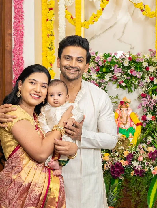Photos: ಕರ್ನಾಟಕ ನಕ್ಷೆಯ ಡಾಲರ್‌ನಲ್ಲಿ ಮಿಂಚಿದ ʻಡಾಲಿʼ ಮಗನ ಹೆಸರು; ನಟ ಧನಂಜಯ್ ಪುತ್ರನಿಗೆ ಇಮ್ಮಡಿ ಪುಲಕೇಶಿ ನಂಟು! - Image 1