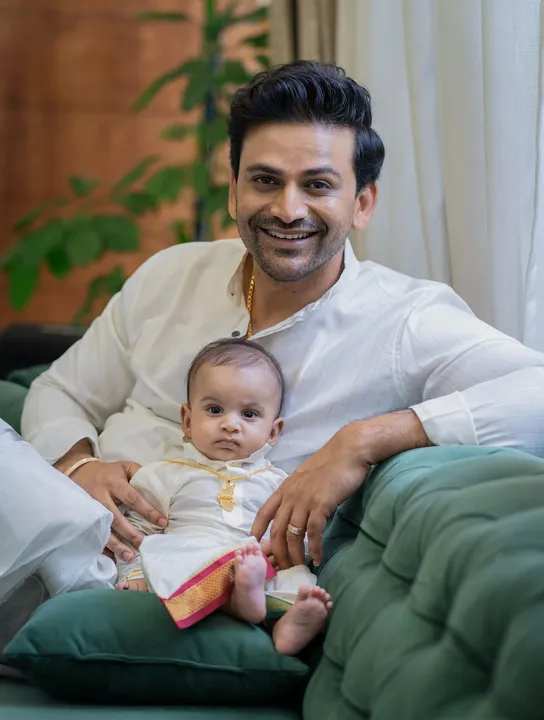 Photos: ಕರ್ನಾಟಕ ನಕ್ಷೆಯ ಡಾಲರ್‌ನಲ್ಲಿ ಮಿಂಚಿದ ʻಡಾಲಿʼ ಮಗನ ಹೆಸರು; ನಟ ಧನಂಜಯ್ ಪುತ್ರನಿಗೆ ಇಮ್ಮಡಿ ಪುಲಕೇಶಿ ನಂಟು! - Image 2