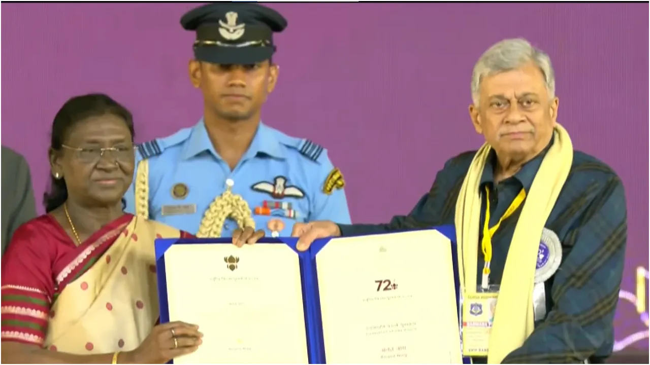 ‘ದಾದಾಸಾಹೇಬ್ ಫಾಲ್ಕೆ’ ಪ್ರಶಸ್ತಿ ಸ್ವೀಕರಿಸಿದ ಹಿರಿಯ ನಟ ಅನಂತ್ ನಾಗ್; ಸಮಾರಂಭದಲ್ಲಿ ಕನ್ನಡದ ದಾಸ ಪದ ನೆನೆದ ಮೇರು ಕಲಾವಿದ