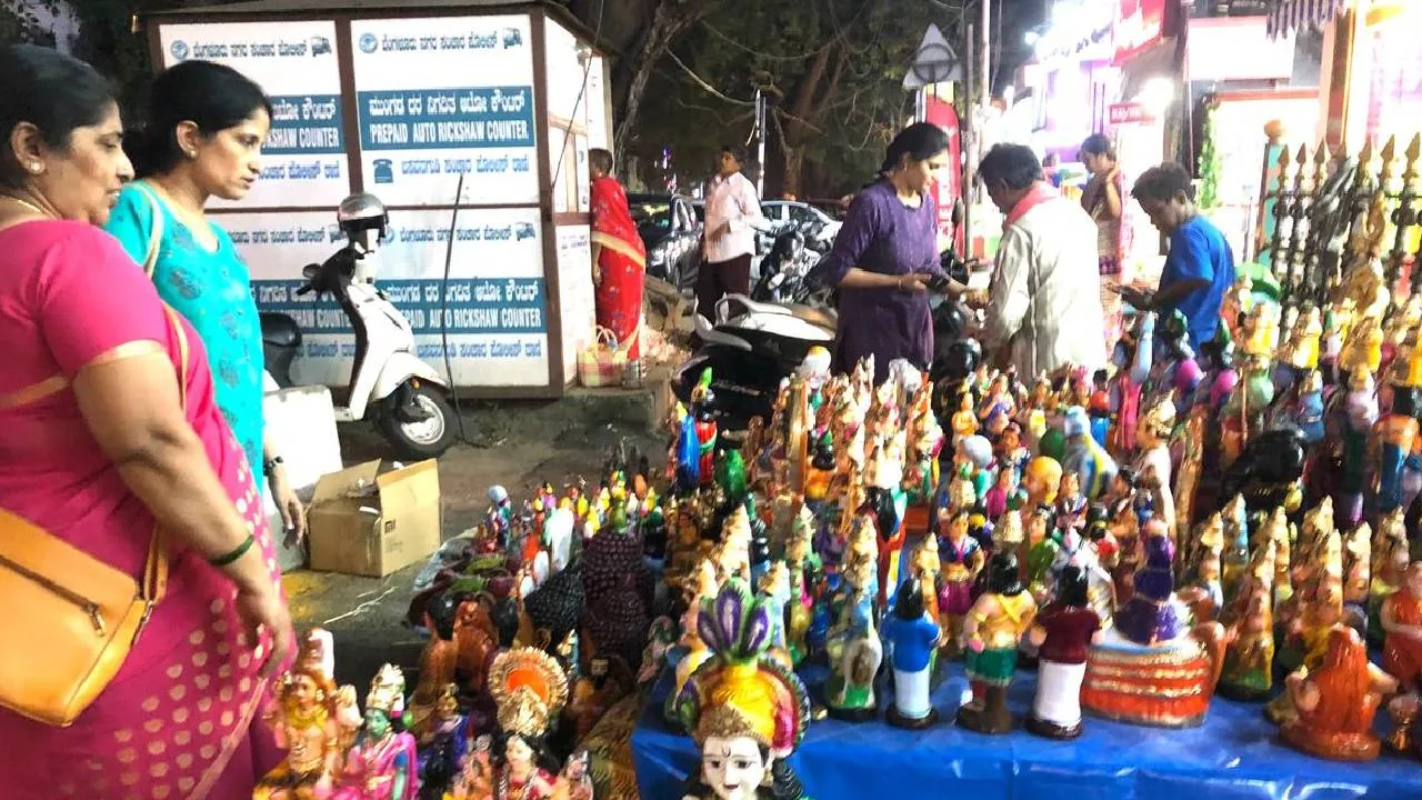 Dasara Shopping Trend 2025: ಮಾರುಕಟ್ಟೆಗೆ ಮರಳಿದ ದಸರಾ ಗೊಂಬೆಗಳು - Image 1