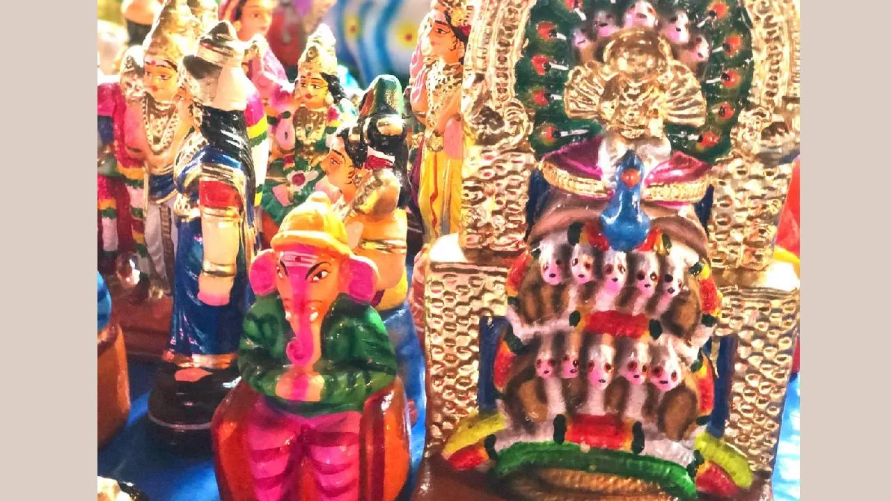 Dasara Shopping Trend 2025: ಮಾರುಕಟ್ಟೆಗೆ ಮರಳಿದ ದಸರಾ ಗೊಂಬೆಗಳು - Image 4