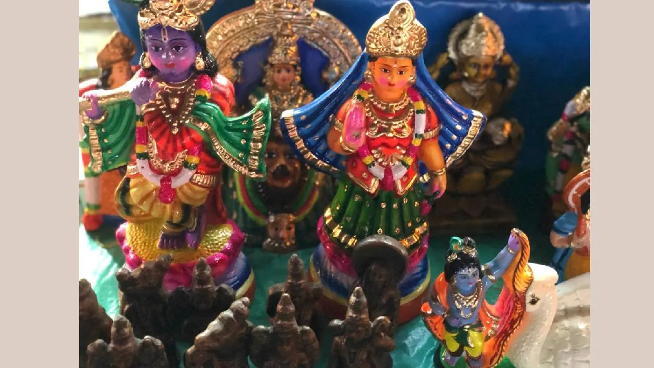 Dasara Shopping Trend 2025: ಮಾರುಕಟ್ಟೆಗೆ ಮರಳಿದ ದಸರಾ ಗೊಂಬೆಗಳು - Image 5