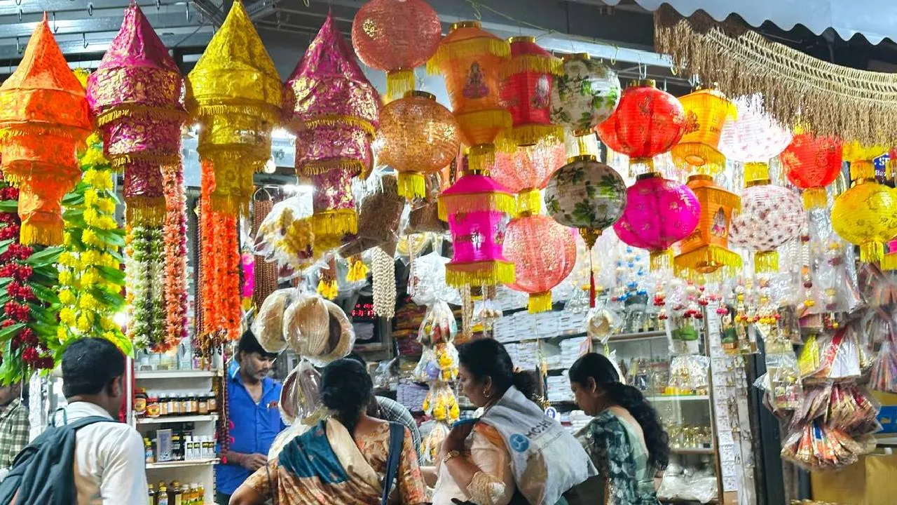 Deepavali Decoration 2025: ಬೆಳಕಿನ ಹಬ್ಬದ ಅಲಂಕಾರಕ್ಕೆ ಲಗ್ಗೆ ಇಟ್ಟ ಆಕಾಶ ದೀಪಗಳು - Image 1