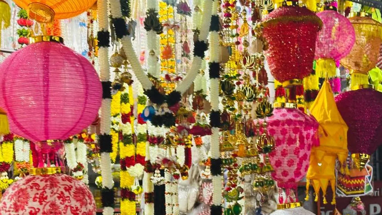 Deepavali Decoration 2025: ಬೆಳಕಿನ ಹಬ್ಬದ ಅಲಂಕಾರಕ್ಕೆ ಲಗ್ಗೆ ಇಟ್ಟ ಆಕಾಶ ದೀಪಗಳು - Image 3