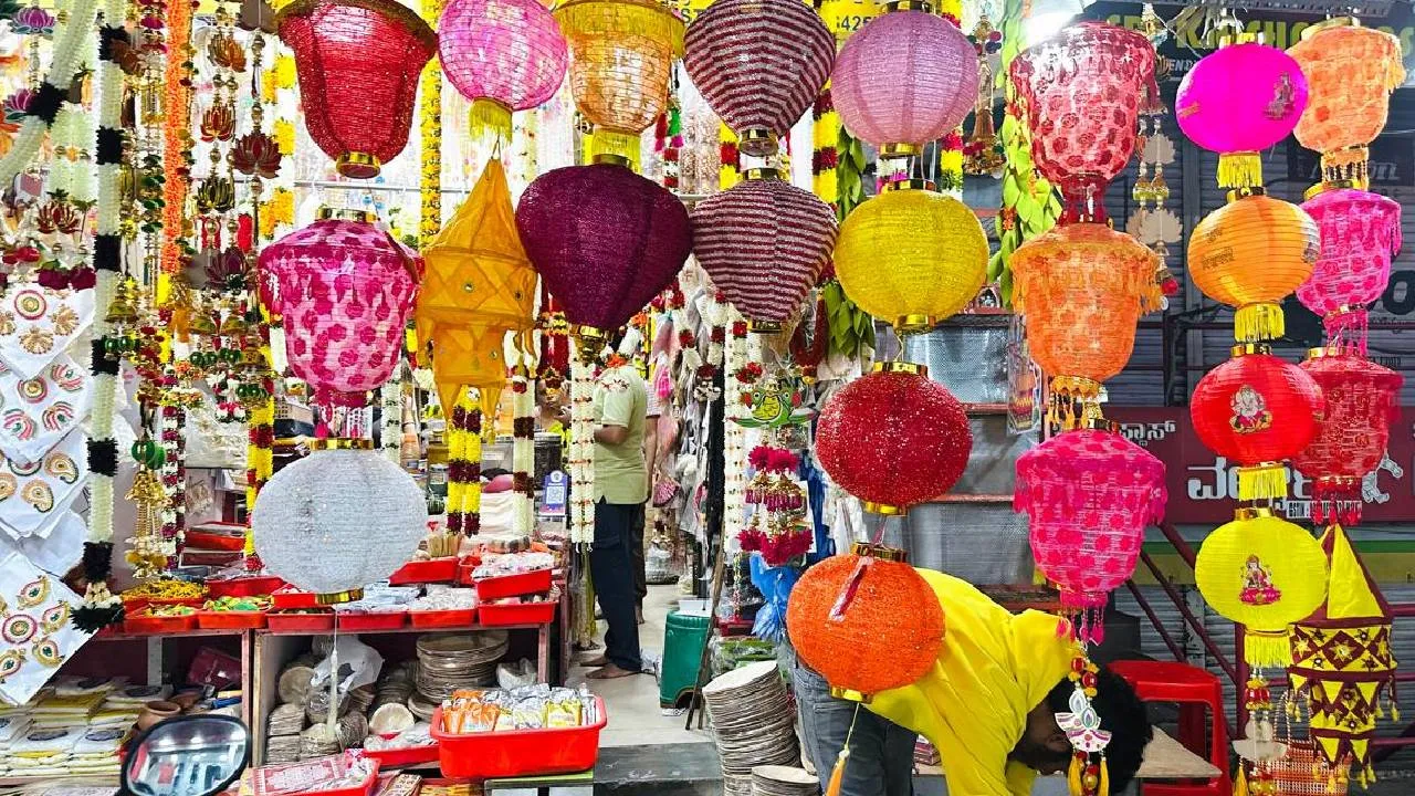 Deepavali Decoration 2025: ಬೆಳಕಿನ ಹಬ್ಬದ ಅಲಂಕಾರಕ್ಕೆ ಲಗ್ಗೆ ಇಟ್ಟ ಆಕಾಶ ದೀಪಗಳು - Image 4