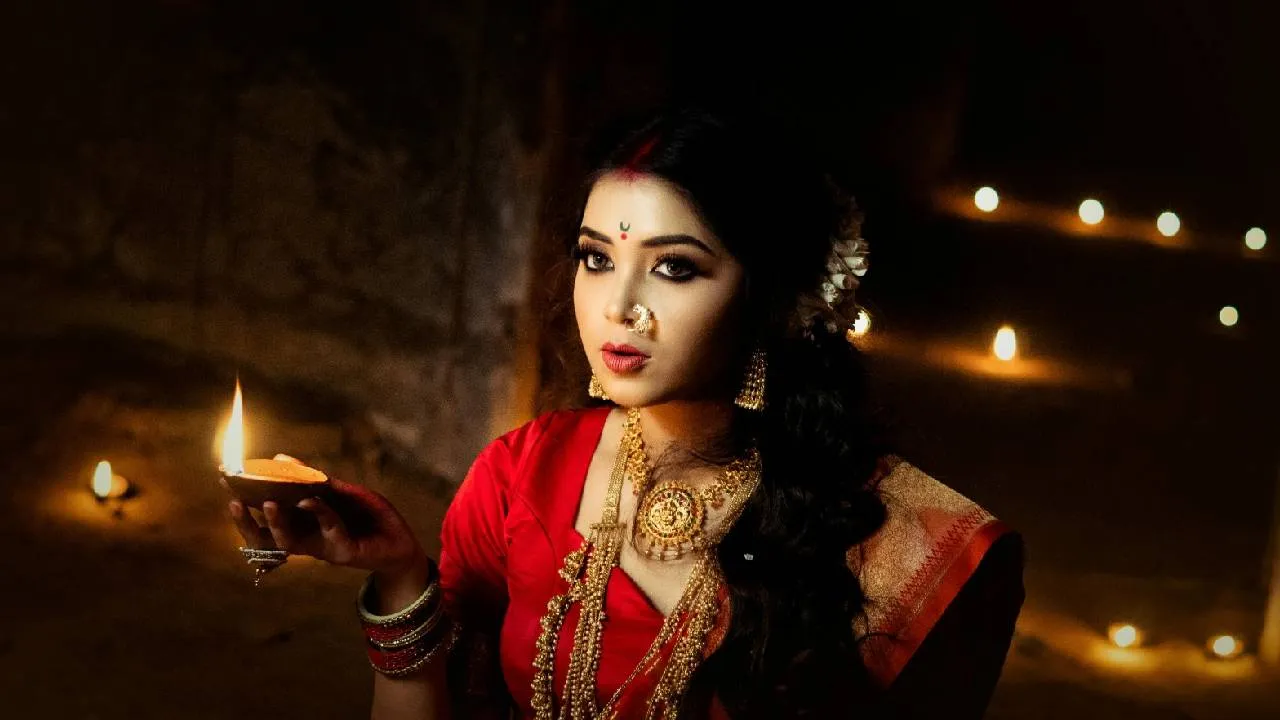 Deepavali Fashion 2025: ದೀಪಾವಳಿಯ ರಂಗು ಹೆಚ್ಚಿಸುವ ಡಿಸೈನರ್‌ವೇರ್‌ಗಳಿವು - Image 4