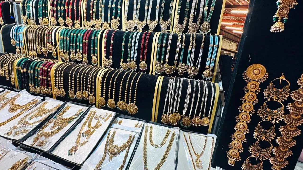 Deepavali Shopping 2025: ಶುರುವಾಯ್ತು ದೀಪಾವಳಿಯ ಭರ್ಜರಿ ಶಾಪಿಂಗ್ - Image 3