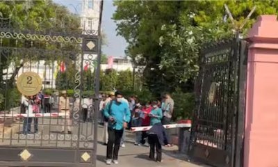 ಬ್ಯಾರಿಕೇಡ್‌ ಮುರಿದು, ಸ್ಪೀಕರ್ ವಾಹನದ ಮೇಲೆ ಶಾಯಿ ಎಸೆದ ವ್ಯಕ್ತಿ!