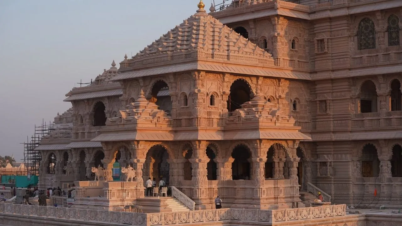 Ayodhya Ram Temple: ಕಳೆಗಟ್ಟಿದ ಅಯೋಧ್ಯೆ; ರಾಮ ಮಂದಿರದಲ್ಲಿ ನಾಳೆ ಧ್ವಜಾರೋಹಣ: ಪ್ರಧಾನಿ ನರೇಂದ್ರ ಮೋದಿ ಭಾಗಿ - Image 5