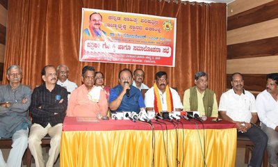 ನಿವೃತ್ತ ಅಧಿಕಾರಿಗಳು ಕಸಾಪಕ್ಕೆ  ಸ್ಪರ್ಧಿಸಬಾರದೆಂಬ ವಾದದಲ್ಲಿ ಹುರುಳಿಲ್ಲ