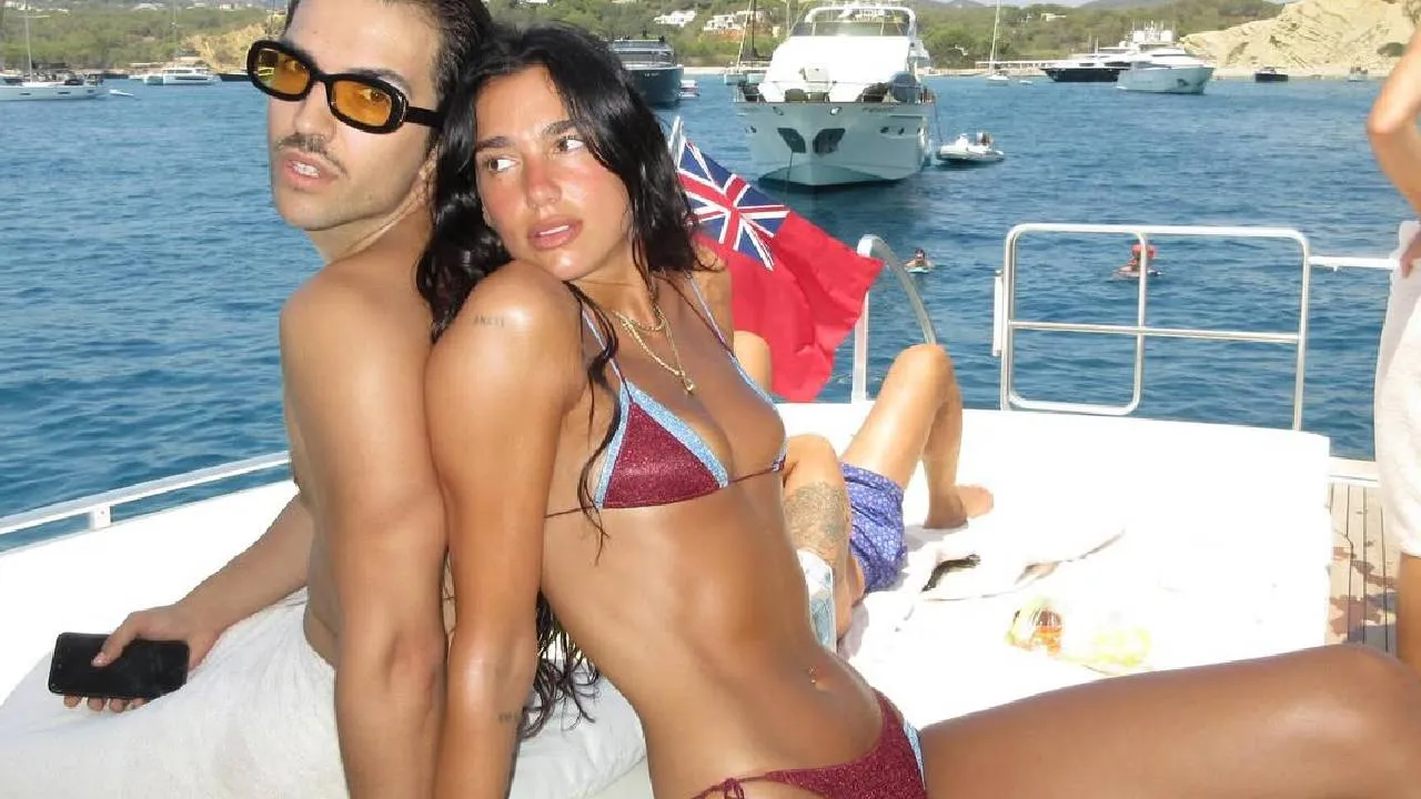 Singer Dua Lipa: ಖ್ಯಾತ ಗಾಯಕಿ ಬಿಕಿನಿ ಫೋಟೋಶೂಟ್- ಪಡ್ಡೆ ಹುಡುಗ್ರ ನಿದ್ದೆಗೆಡಿಸಿದ ಹಸಿ ಬಿಸಿ ಫೋಟೋಗಳು - Image 2