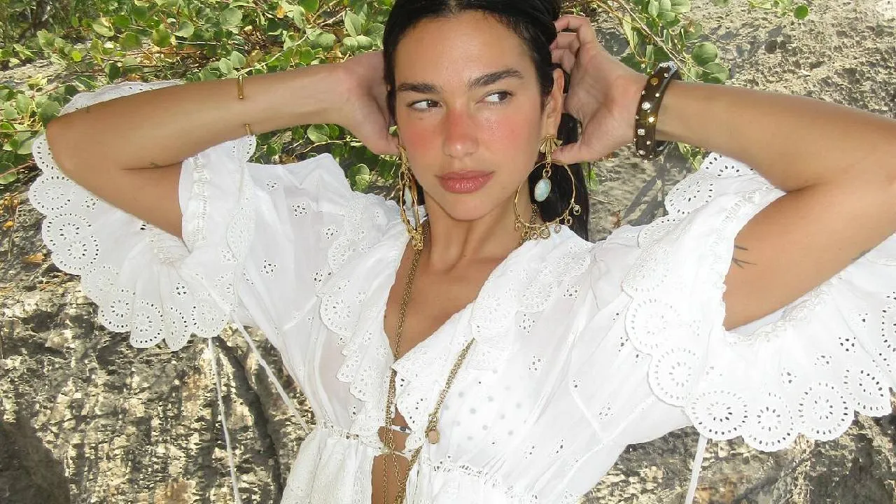 Singer Dua Lipa: ಖ್ಯಾತ ಗಾಯಕಿ ಬಿಕಿನಿ ಫೋಟೋಶೂಟ್- ಪಡ್ಡೆ ಹುಡುಗ್ರ ನಿದ್ದೆಗೆಡಿಸಿದ ಹಸಿ ಬಿಸಿ ಫೋಟೋಗಳು - Image 5