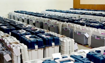 ಕಾರಿನಲ್ಲಿ ಪತ್ತೆಯಾಯ್ತು ಇವಿಎಂ!