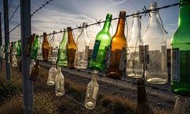 ಗಡಿ ಬೇಲಿಯ ಮೇಲೆ ಬಾಟಲಿಗಳನ್ನು ಯಾಕೆ ಕಟ್ಟುತ್ತಾರೆ ಗೊತ್ತಾ?