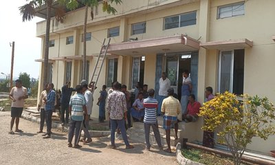 ಸಮರ್ಪಕ ವಿದ್ಯುತ್ ಪೂರೈಕೆಗೆ ಆಗ್ರಹ; ರೈತರಿಂದ ಬೆಸ್ಕಾಂ ಕಚೇರಿಗೆ ಮುತ್ತಿಗೆ