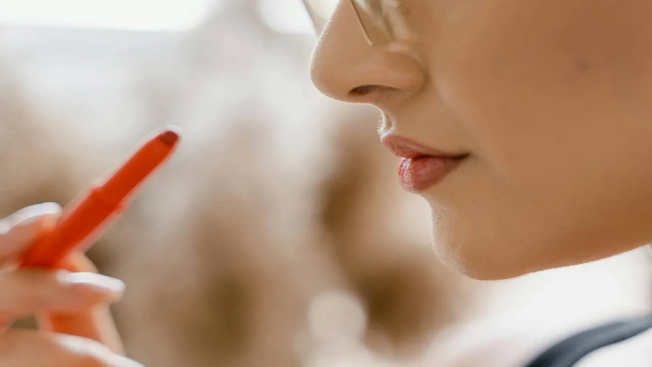 Beauty Tips: ತುಟಿಯ ಸೌಂದರ್ಯ ಹೆಚ್ಚಿಸುವ ಬಣ್ಣ ಬಣ್ಣದ ಲಿಪ್‌ ಪೆನ್ಸಿಲ್‌ಗಳ ಜಾದೂ - Image 1