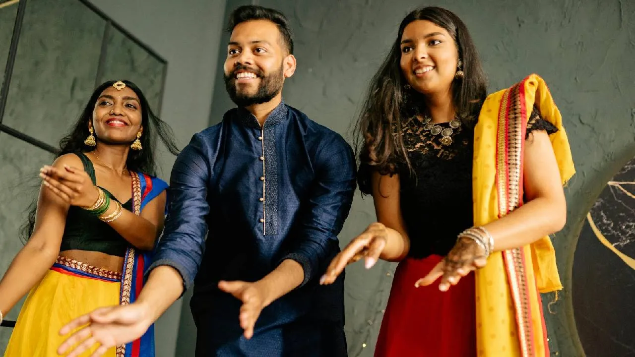 Festival Fashion 2025: ಗಣೇಶ ಚತುರ್ಥಿಯ ಸಂಭ್ರಮಕ್ಕೆ ಸಾಥ್‌ ನೀಡುವಂತಿರಲಿ ಫ್ಯಾಮಿಲಿ  ಸ್ಟೈಲಿಂಗ್‌ - Image 1